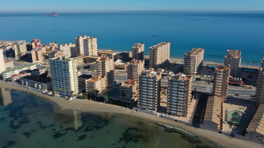 una vista aérea de una ciudad junto al océano en La Manga - Castillo de Mar 1A - Mar menor, en La Manga del Mar Menor