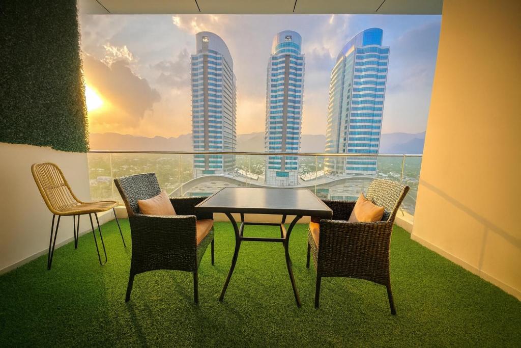 Highrises.com® | Homes for Sale, Apartments & Houses for Rent - High-Rise Luxury Apartment With Outdoor Viewing