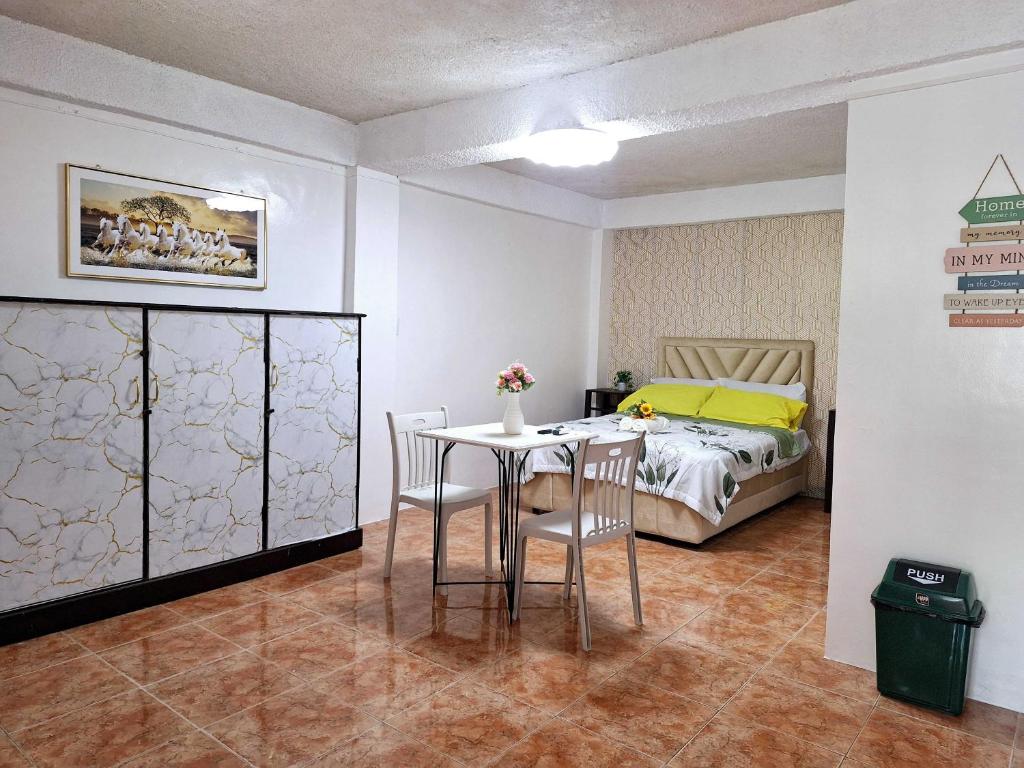 Giường trong phòng chung tại L3 Apartment Studio Room Near Damosa, SM Lanang, Abreeza & SPMC Hospital