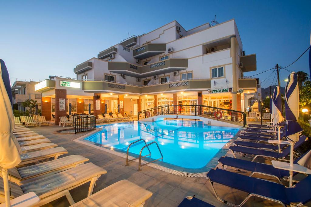 Bazén v ubytování Agrellis Apartments nebo v jeho okolí