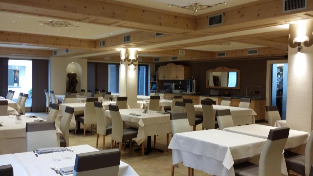 A restaurant or other place to eat at Hotel Alba