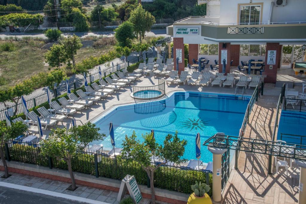 una vista panoramica su una piscina in un hotel di Agrellis Apartments a Kardámaina