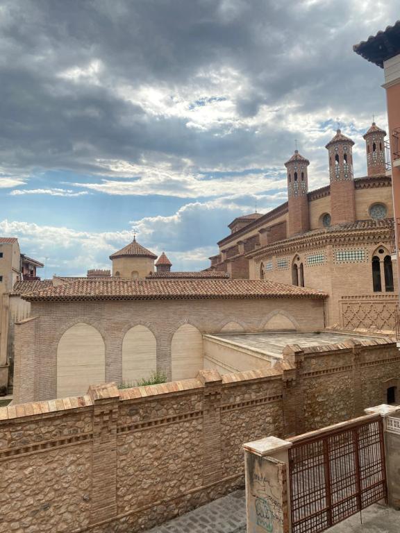 ein Gebäude mit zwei Türmen darauf in der Unterkunft San Pedro in Teruel