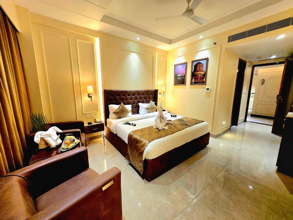 a hotel room with a bed and a couch at Hotel Regal Club and Resort in Malhour