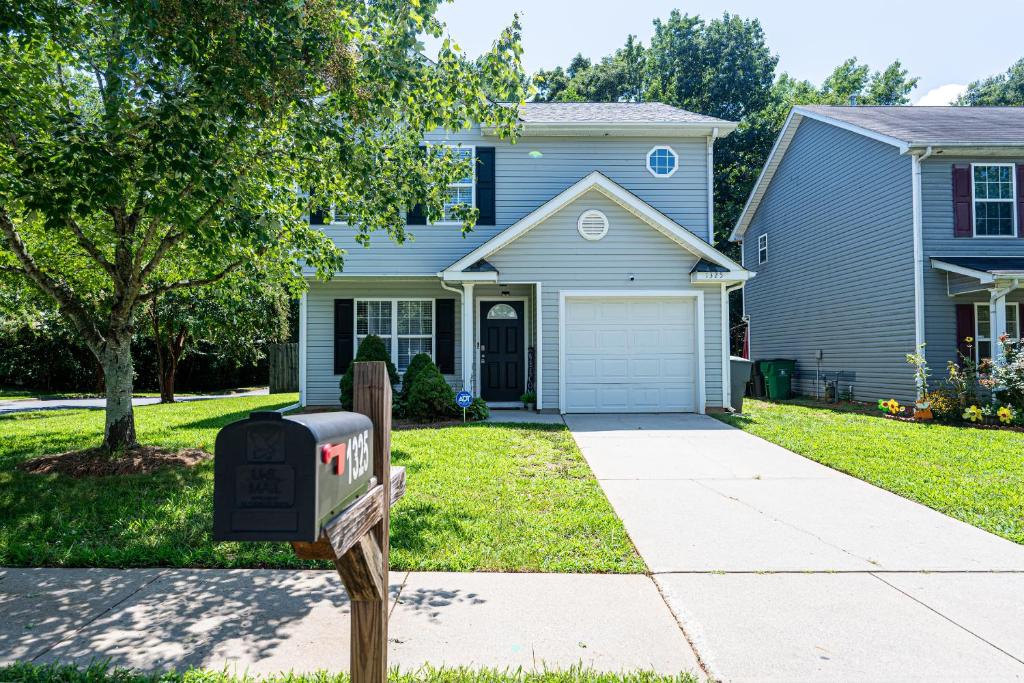 una casa con un buzón delante de una casa en Welcome to Charlotte Nest!, en Charlotte