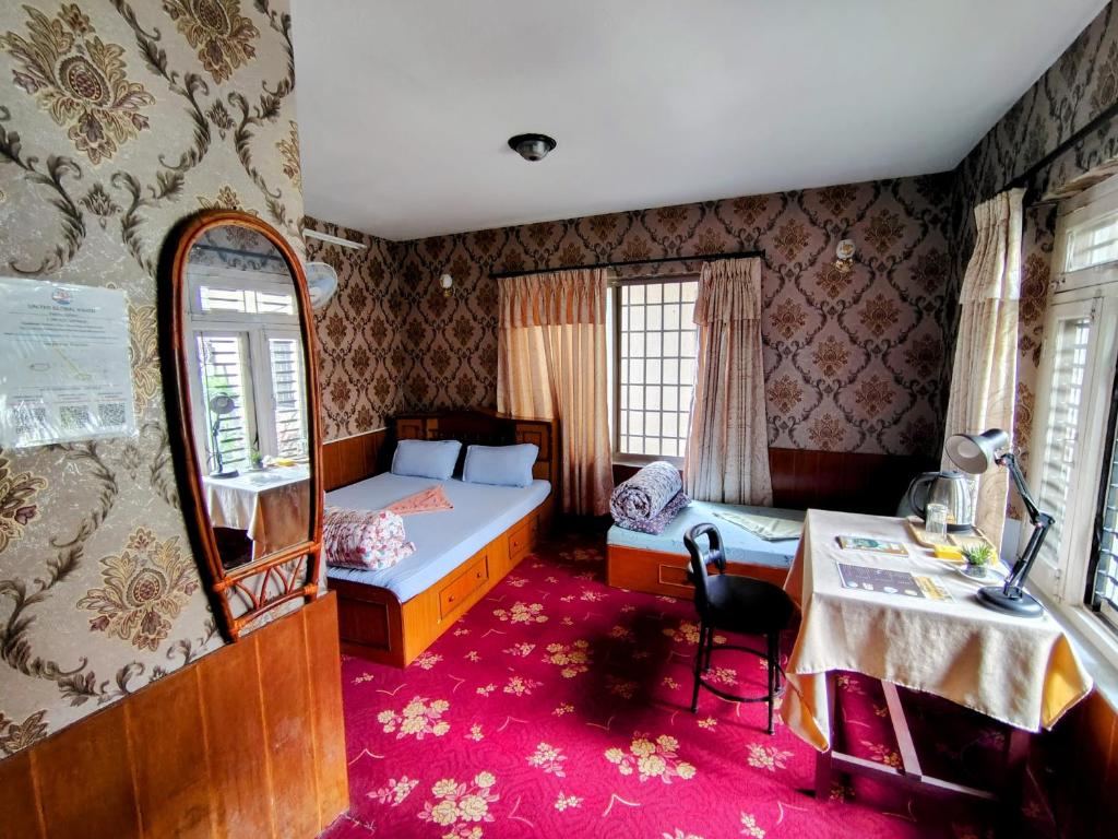 Una cama o camas en una habitación de Samaritan Guest House