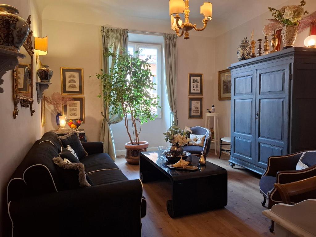 a living room with a couch and a table at Relais Cavalcanti Guest House in Florence