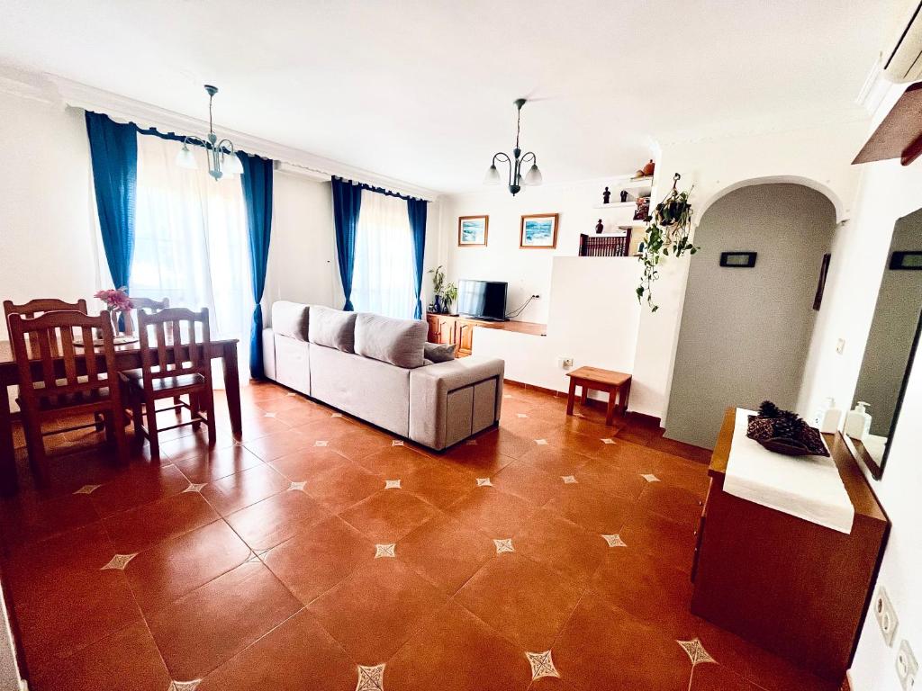 een woonkamer met een bank en een tafel bij Costa Suri Casa in Nerja