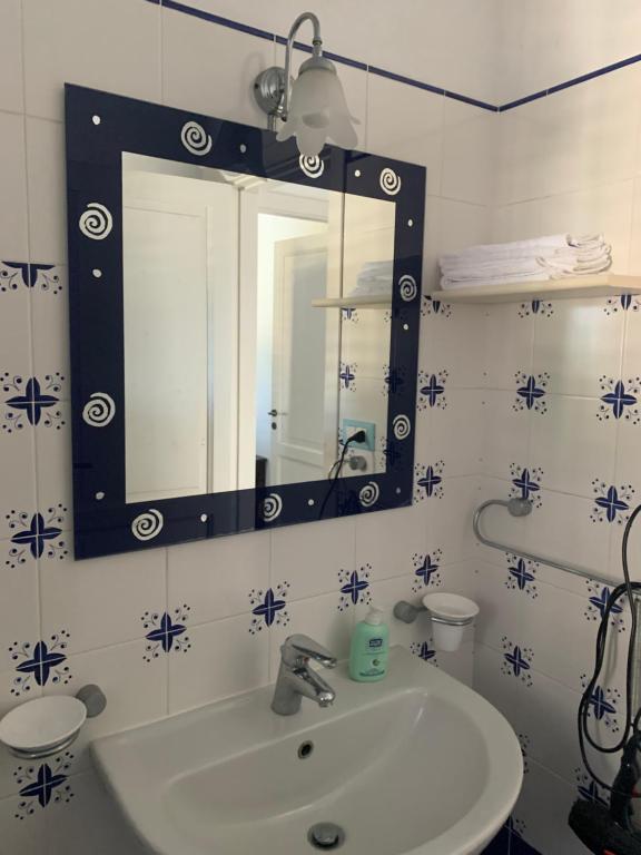 une salle de bains avec un lavabo et un miroir dans l'établissement Casa K2 Stromboli, à Stromboli