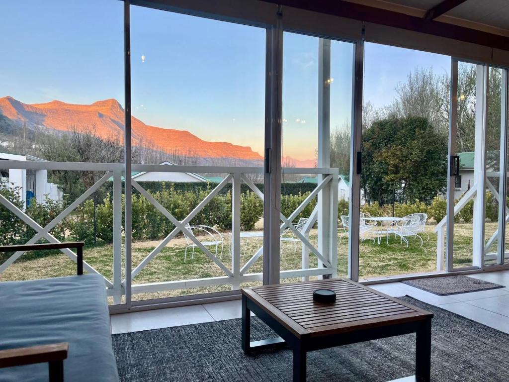 Cảnh núi rừng hoặc tầm nhìn ra núi từ biệt thự