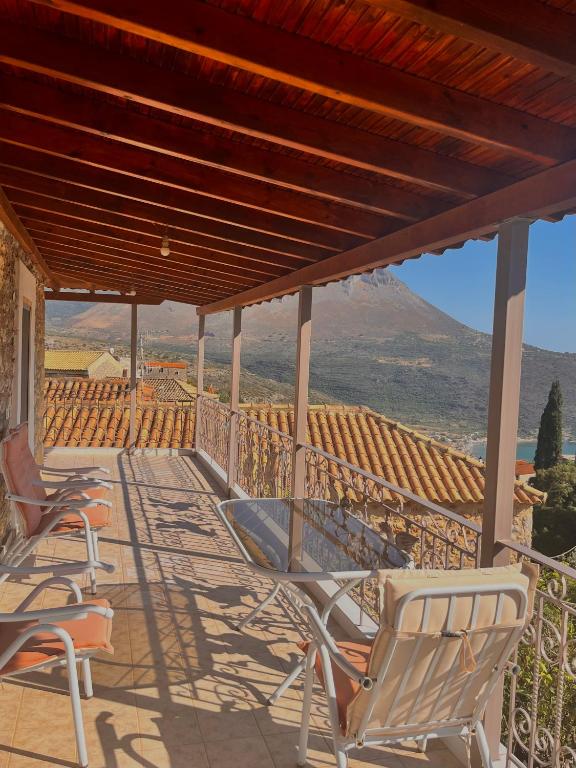 a porch with chairs and a view of a mountain at Grandpa's Chill House in Oitylo