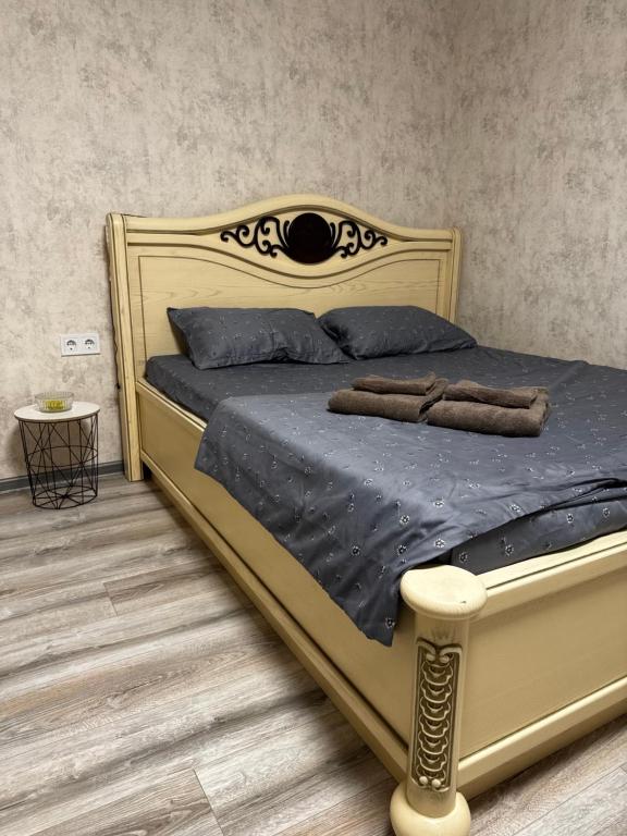 a bedroom with a gold bed with two pillows at 1кімнатна VIP Ковпака Сумської Тероборони in Sumy