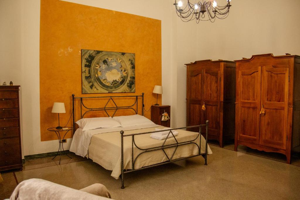 ein Schlafzimmer mit einem Bett und einem Gemälde an der Wand in der Unterkunft Agata 1913 in Galatina