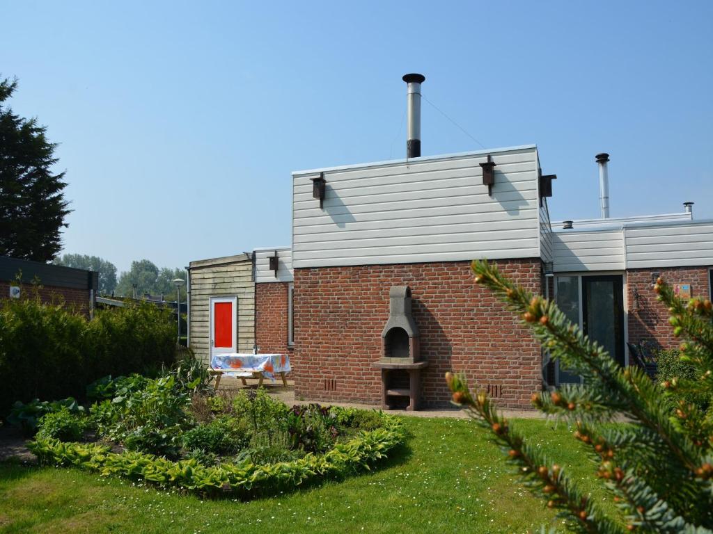 Κήπος έξω από το Bungalow in Noordwijk near Lake & Beach