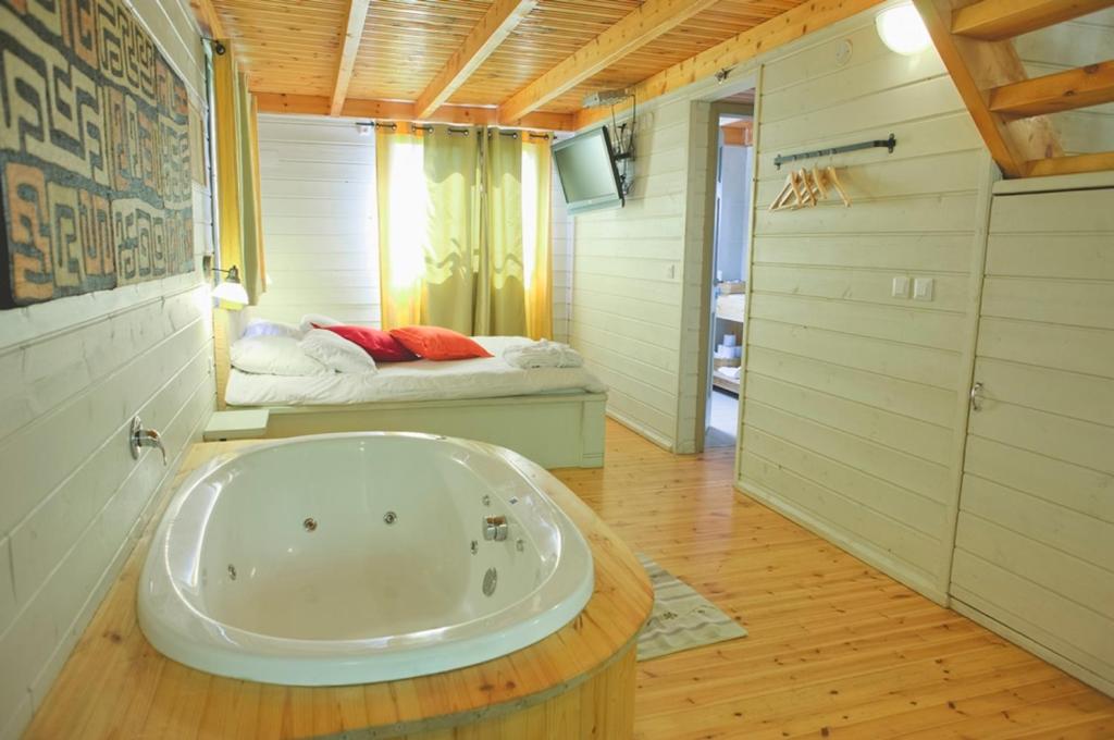 Postel nebo postele na pokoji v ubytování Ein Zivan Village Resort