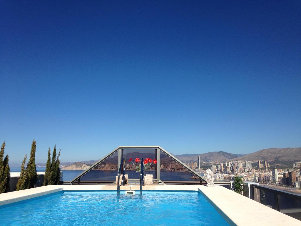 ベニドルムにあるBenidorm Gemelos penthouse with private poolの屋根のスイミングプール