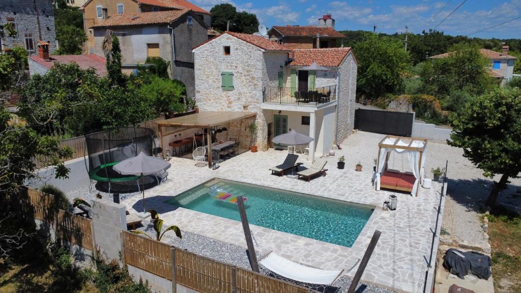 een extern uitzicht op een huis met een zwembad bij NEW 2024! Casa Vecchia in Višnjan