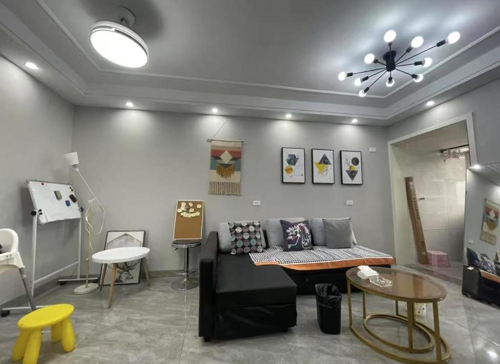 a living room with a couch and a table at Huainan Aisen Homestay Two Bedroom Apartment with Kitchen Elevator and Parking in Huainan