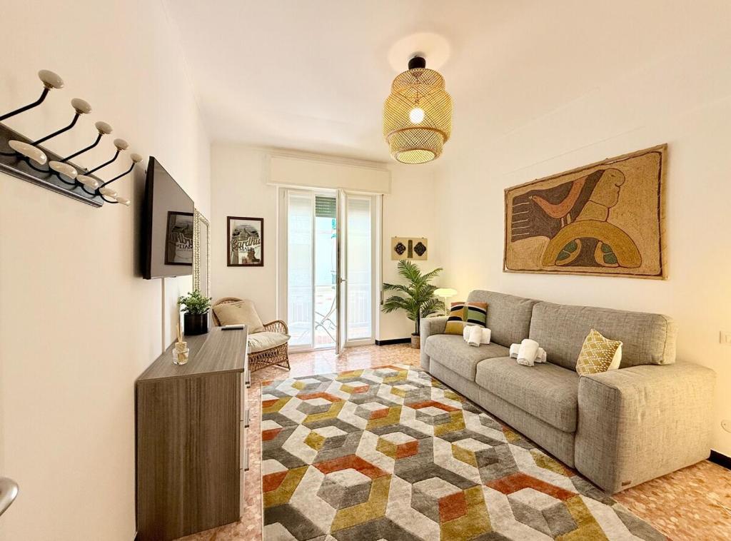 un soggiorno con un divano e un tavolo di Dimora Concept-Summer Apartment-Sea view terrace and Parking a Borgio Verezzi