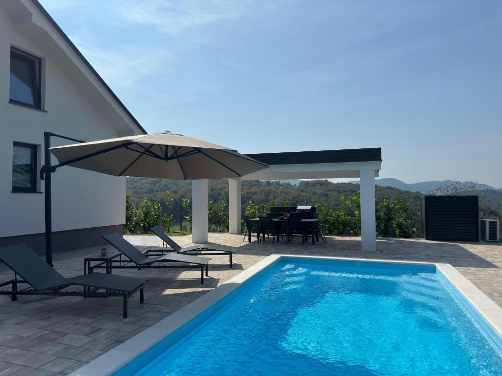Bazén v ubytování Holiday home AURORA - sauna pool nebo v jeho okolí