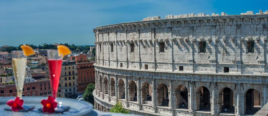 een uitzicht op het Colosseum vanaf de top van een gebouw bij Colosseum Corner in Rome