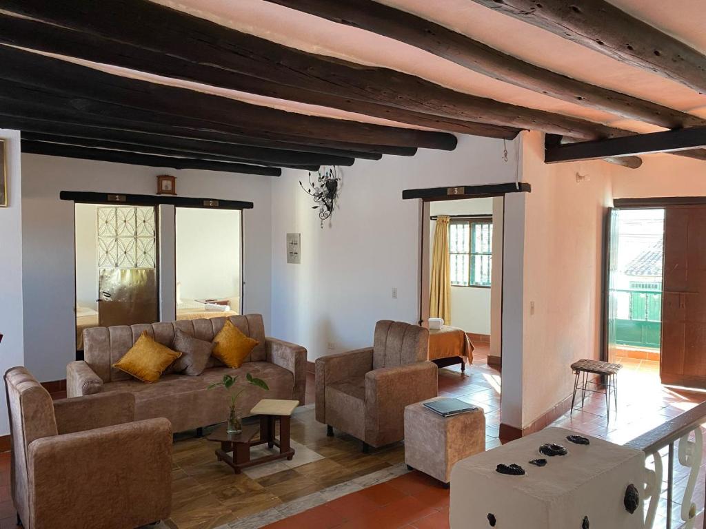 ein Wohnzimmer mit Sofa und Tisch in der Unterkunft Apartamento Eucalyptus in Villa de Leyva
