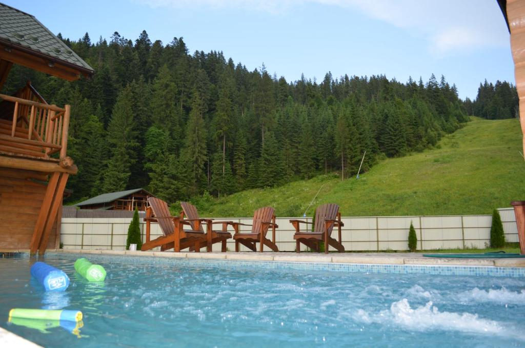 Bazén v ubytování Hotel Khatky Ruslany nebo v jeho okolí