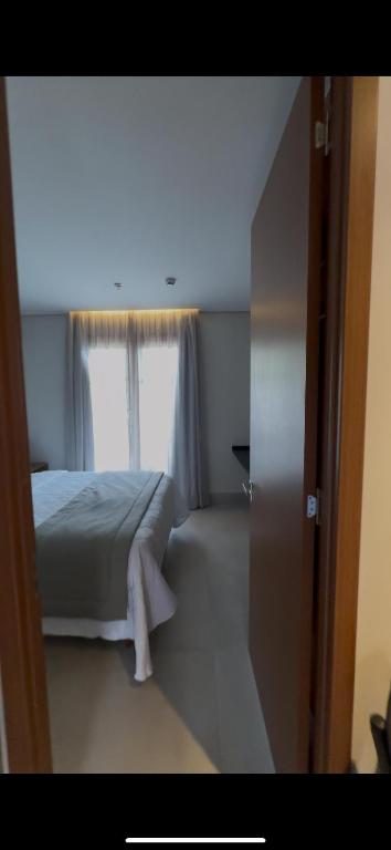 ピレノポリスにあるApartamento 34のベッドと窓のある寝室