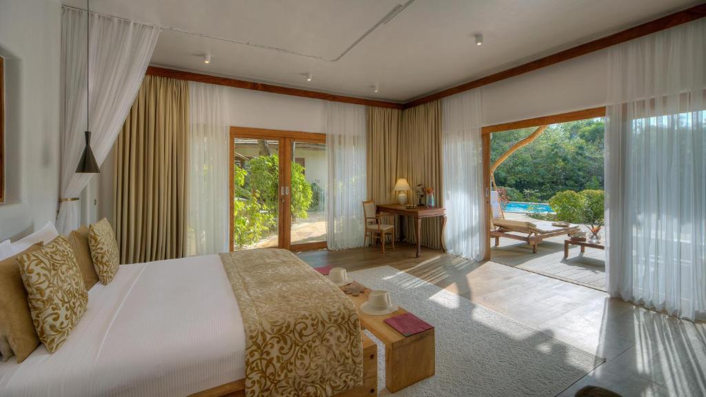 Deluxe Room With Shared Pool