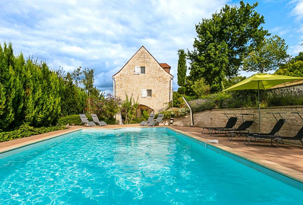 Πισίνα στο ή κοντά στο Le Prieuré beautiful stone property with views