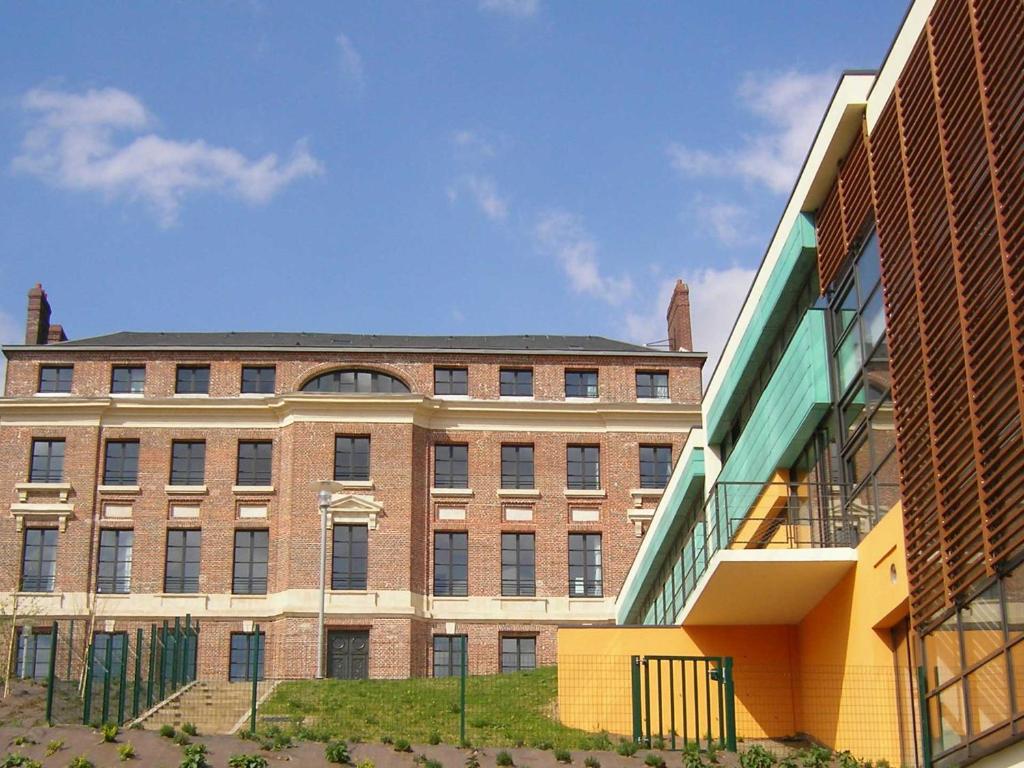 un grande edificio in mattoni di fronte a un edificio di Auberge de Jeunesse HI Rouen a Rouen