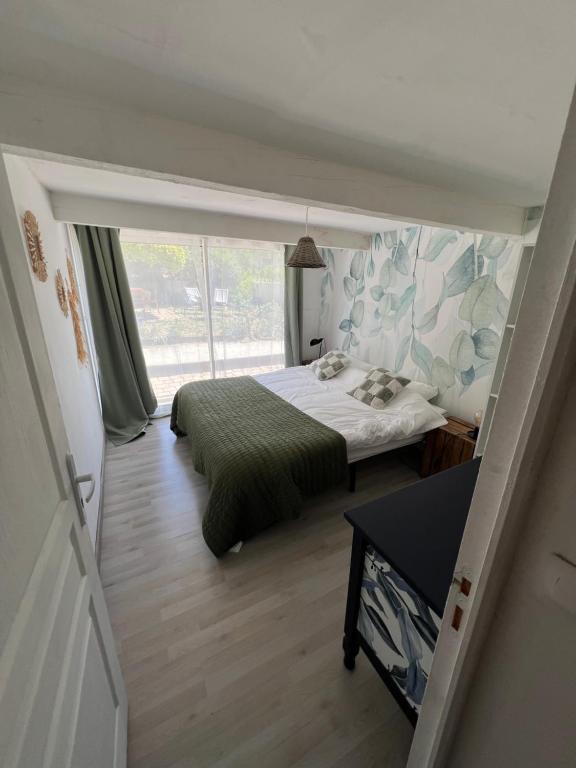 En eller flere senge i et værelse på Petite maison avec piscine le chêne vert