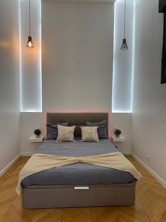 ein Schlafzimmer mit einem Bett mit zwei Kissen darauf in der Unterkunft Cosy F2 à Saint Maur des Fossés in Saint-Maur-des-Fossés