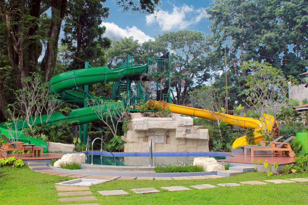Bazén v ubytování Concordia Hotel Bumi Sangkuriang Bandung nebo v jeho okolí