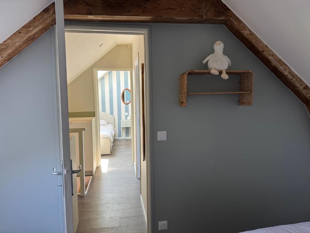 a hallway leading to a bedroom with a bed at Maison Eudoise, piscine et spa in Eu