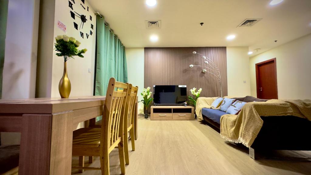 een slaapkamer met een bed, een bureau en een televisie bij The Devine CoLiving Hostel in Dubai