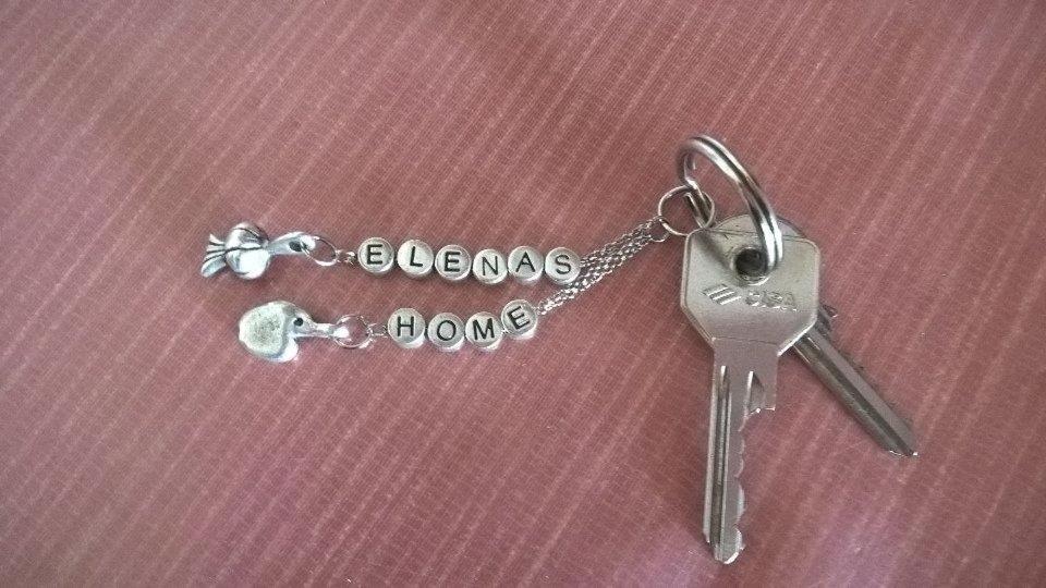 een paar sleutels bovenop een tafel bij Elenas Home in Limassol