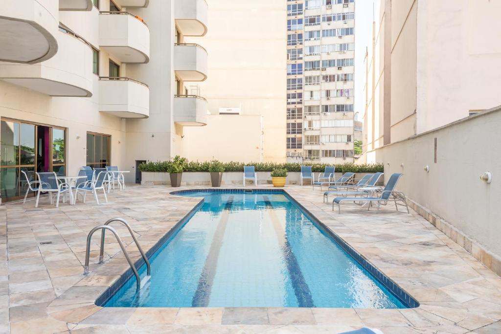 a swimming pool on the roof of a building at Xtay Privilege Botafogo - Apartamentos a 6min da praia e próximo a Copacabana in Rio de Janeiro