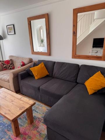 Posezení v ubytování Your Twickenham Nest near the Stadium