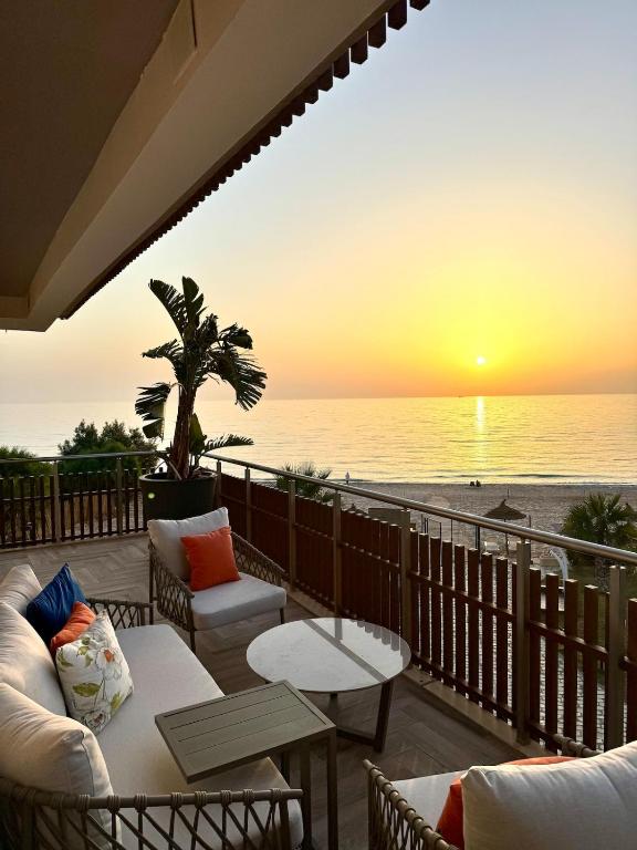 El AhmarにあるAppart vue mer et pieds dans l eauの- 海の夕日を望むパティオ