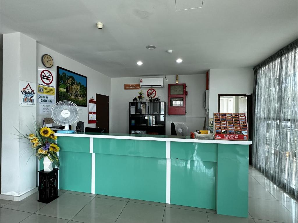 una tienda con un mostrador azul en una habitación en Dancenter Hotel Formosa Bukit Katil, en Malacca