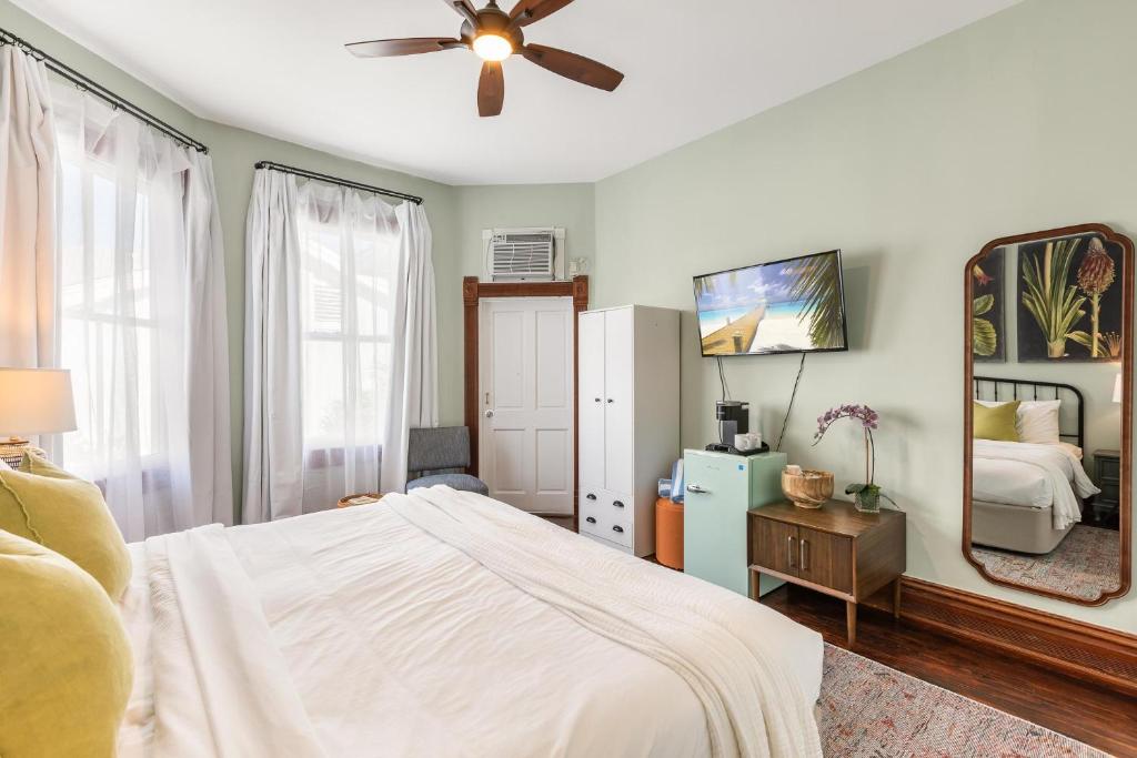 TV a/nebo společenská místnost v ubytování CORONA at Azul Mansion Key West