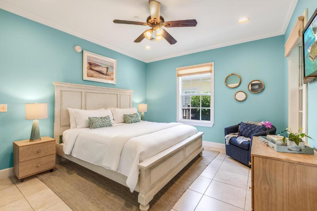 Ένα ή περισσότερα κρεβάτια σε δωμάτιο στο ROYAL PALM SUITE at Travelers Palm Inn Key West