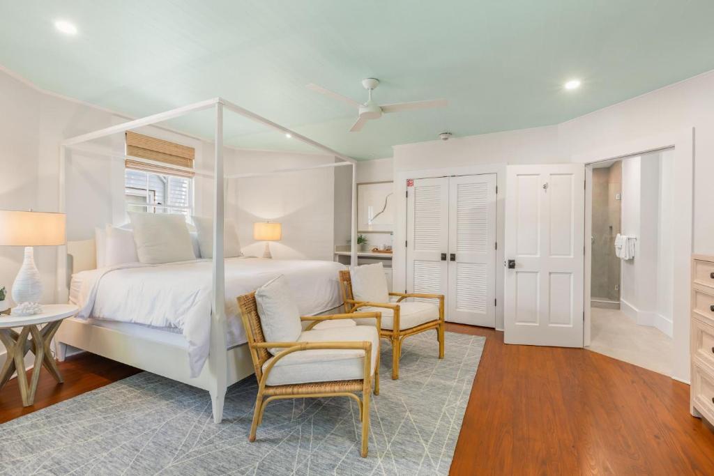 Ένα ή περισσότερα κρεβάτια σε δωμάτιο στο NUMBER ELEVEN at Scarlet Mango Inn Key West