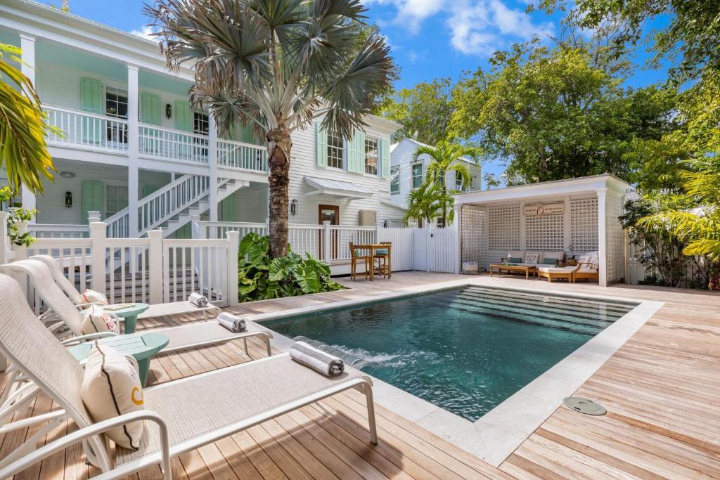 Bazén v ubytování GOLDEN NUGGET at Scarlet Mango Inn Key West nebo v jeho okolí