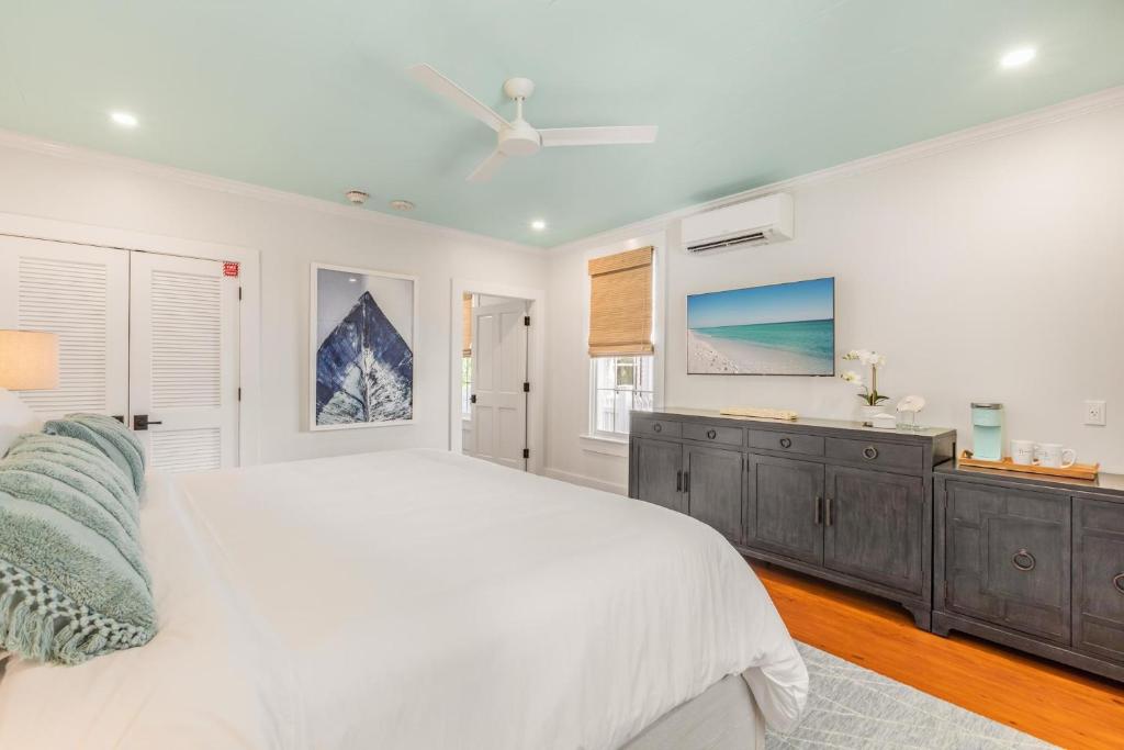 Postel nebo postele na pokoji v ubytování JULIE at Scarlet Mango Inn Key West