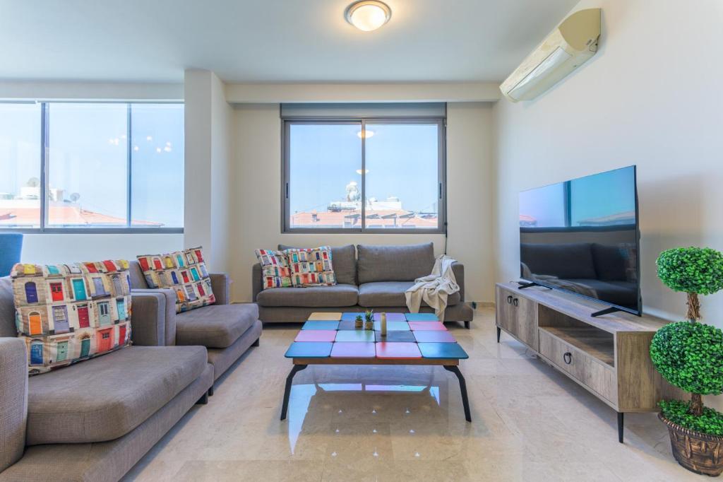 TV a/nebo společenská místnost v ubytování Beytna - Classy 3-BR Apartment & Terrace in Mansourieh