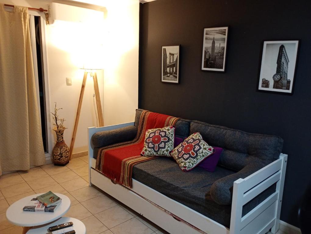 ein Wohnzimmer mit einer Couch mit Kissen darauf in der Unterkunft NUEVOCENTRO 1 in Cordoba