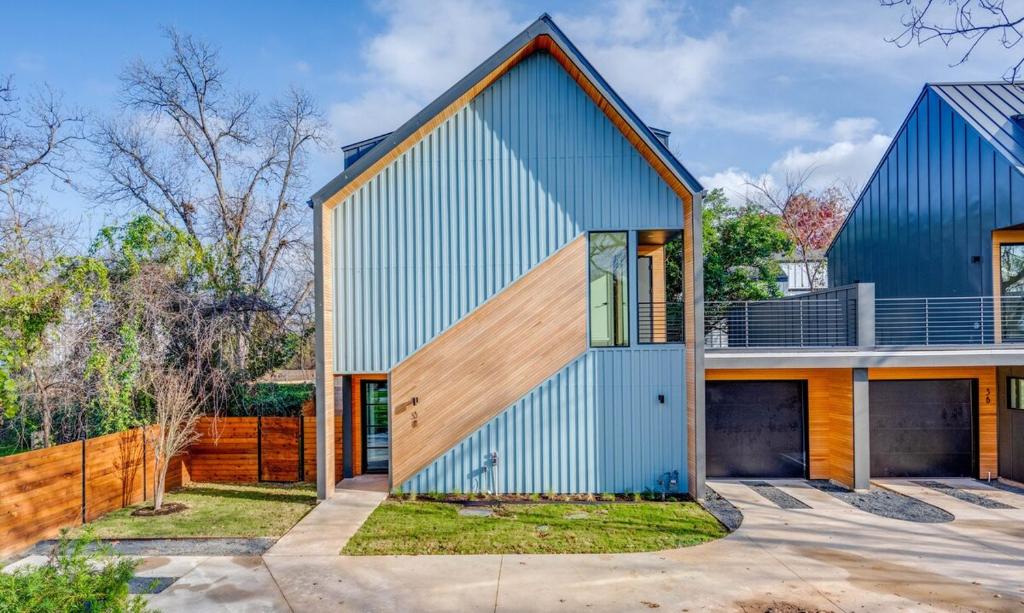 ein blaues Haus mit einem Gamer-Dach in der Unterkunft Modern Luxury in the Heart of Austin 3BR 3BA with Huge Balcony in Austin