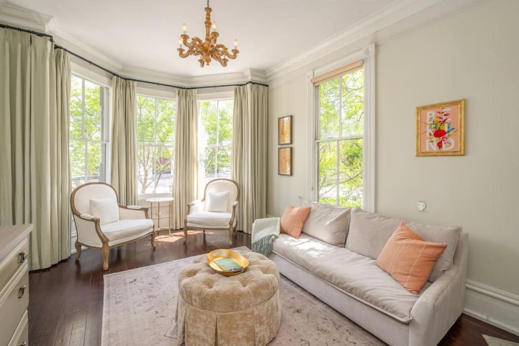 un salon avec un canapé et une table dans l'établissement Mirabelle Suite 2, à Savannah